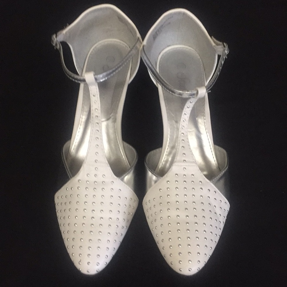 Cream Statutes 1in Heels.
